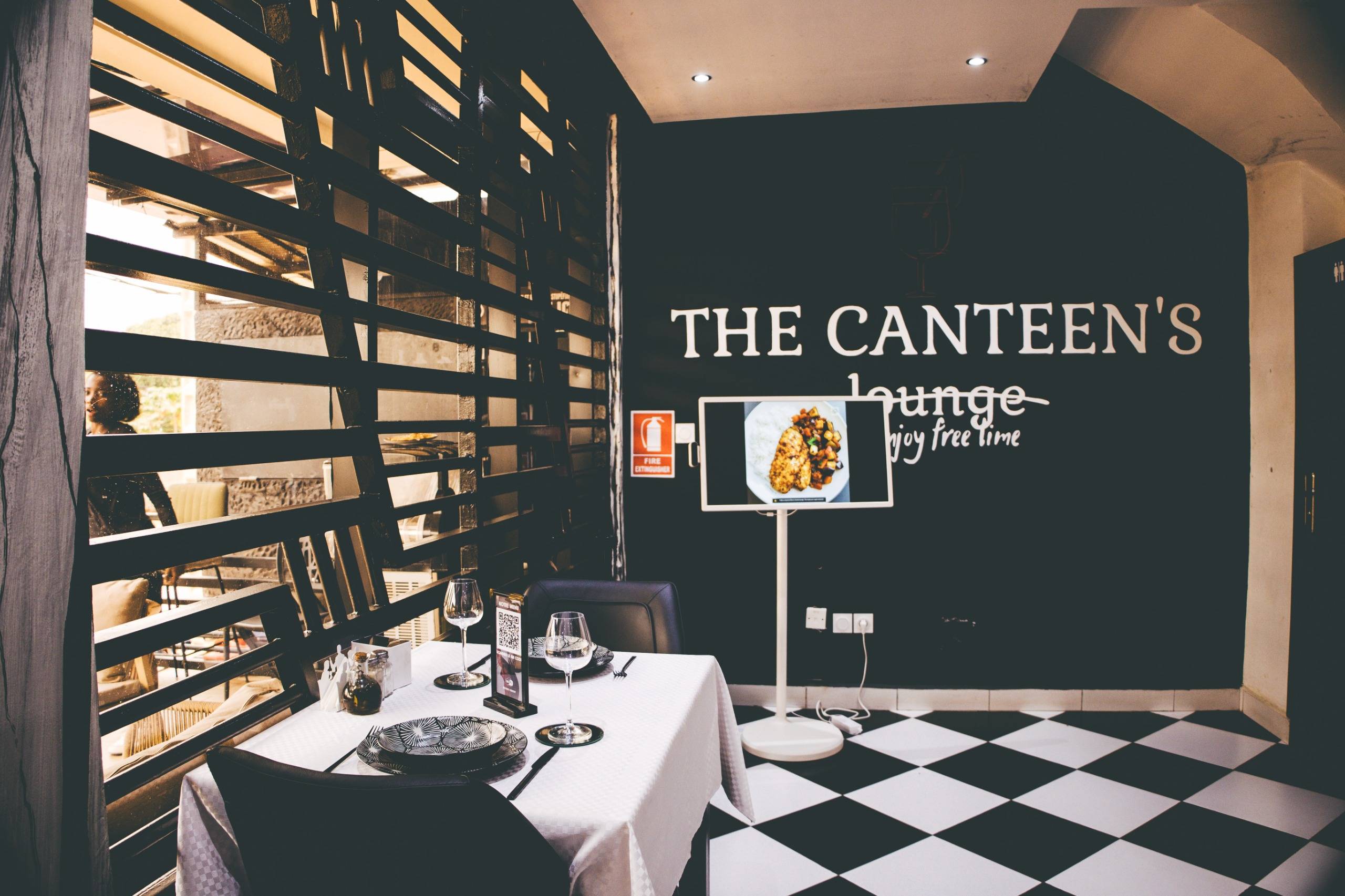 Mur de décoration du restaurant The Canteen's